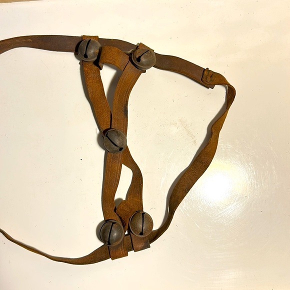 Vintage/ Antique Sleigh Bells Leather Horse Straps - Glorius Sound - Picture 2 of 3